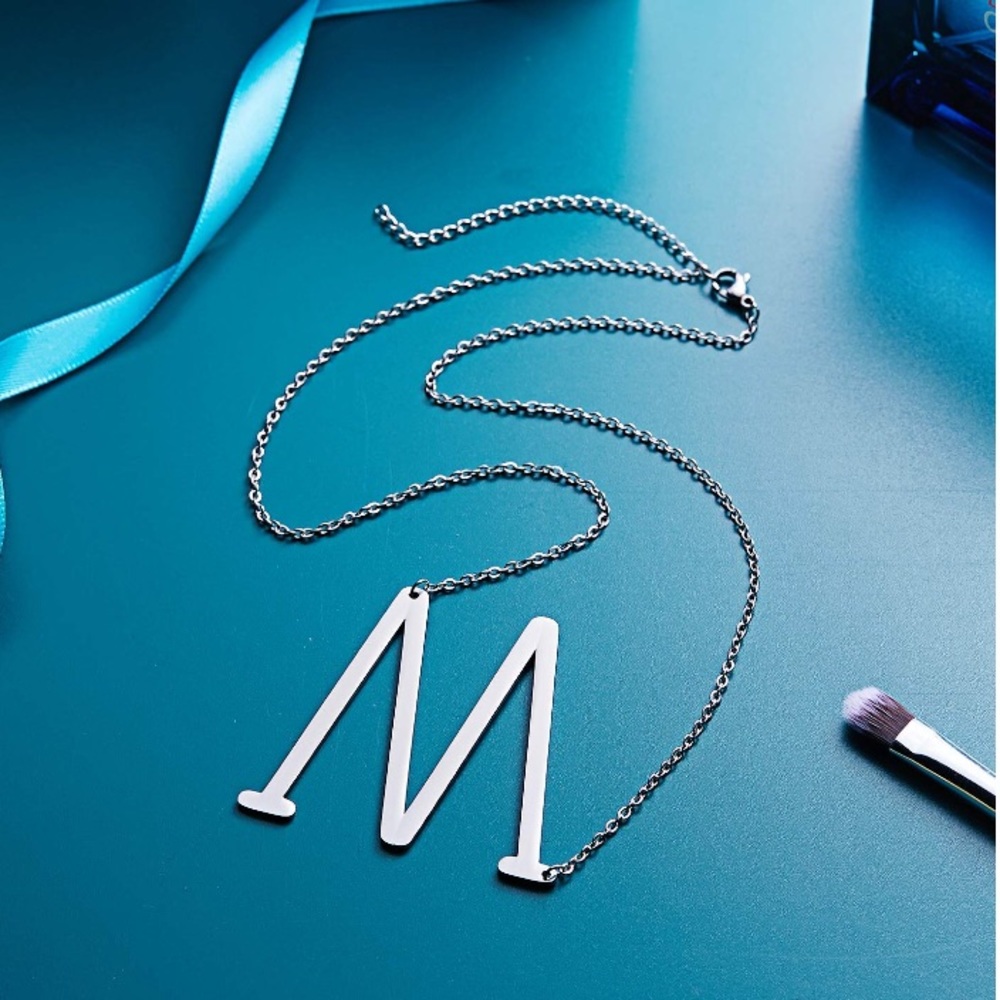 ✨• SILVER Woman’s NameInitial Necklace •| M | *NWT - Picture 3 of 8